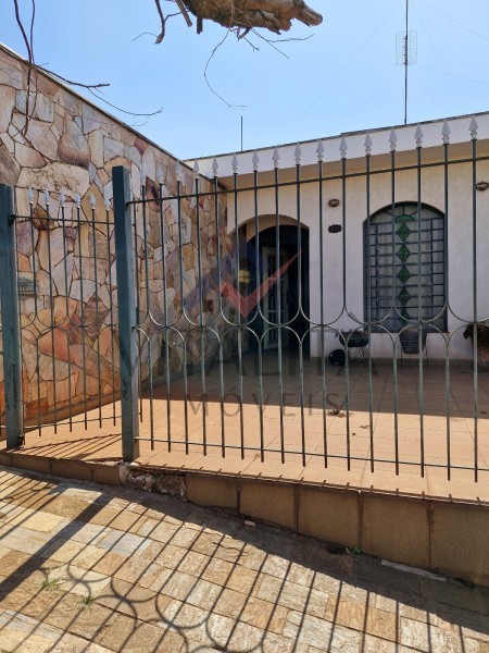 Casa à venda e aluguel com 3 quartos, 228m² - Foto 3