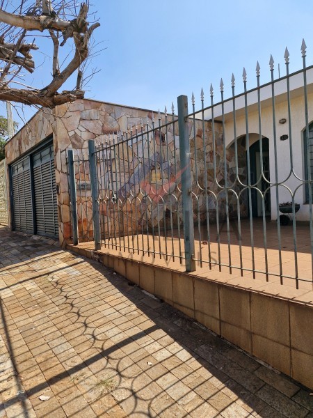 Casa à venda e aluguel com 3 quartos, 228m² - Foto 2